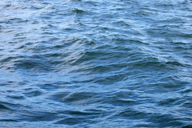 Mavi deniz suyu yüzeyi dokusu. Mavi okyanus yazı