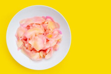 Zencefilli suşi, dilimlenmiş pembe turşu ve zencefil.