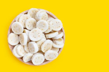 Sarı zemin üzerinde muz dilimleri.