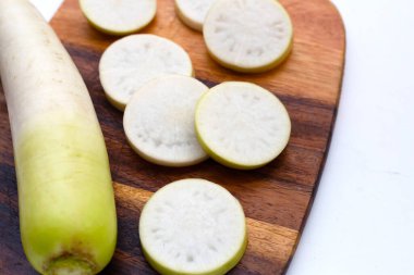 Dilimlenmiş Japon daikonu. Taze sebze.