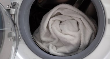 Çamaşır makinesinde kullanılmış havlu