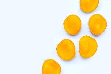 Tropik meyve, beyaz arka planda mango. Üst görünüm