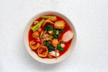 Bir kase pembe erişte.