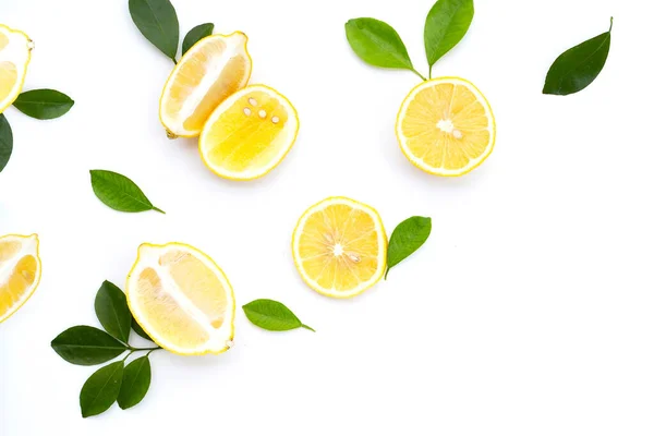 Beyaz Arka Planda Yeşil Yapraklı Taze Limon — Stok fotoğraf