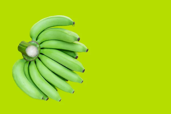 緑の背景に緑のバナナ — ストック写真