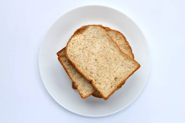 白い背景にスライスしたパン — ストック写真