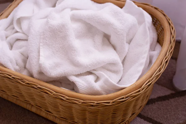 Χρησιμοποιημένη Πετσέτα Ένα Ψάθινο Καλάθι Έννοια Πλυντηρίου — Φωτογραφία Αρχείου