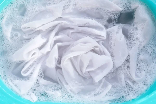 Μουλιάστε Ένα Πανί Πριν Από Πλύσιμο Λευκό Πανί — Φωτογραφία Αρχείου