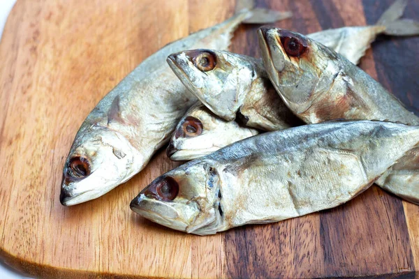 Gesalzener Fisch Auf Holzschneidebrett — Stockfoto