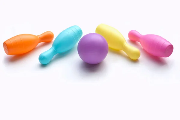 Beyaz Arka Planda Renkli Plastik Bowling Oyuncağı — Stok fotoğraf