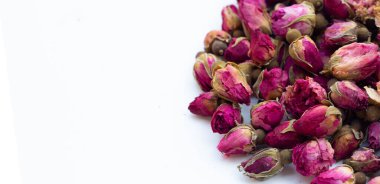 Beyaz arka planda çay için kurumuş güller.