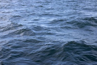 Mavi deniz suyu yüzeyi dokusu. Mavi okyanus yazı