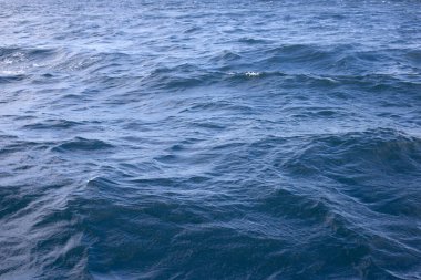 Mavi deniz suyu yüzeyi dokusu. Mavi okyanus yazı