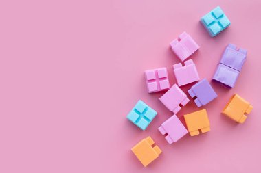 Pembe arka planda plastik yapı taşları. Üst görünüm