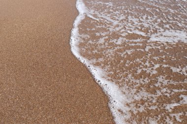 Kum ve deniz dalgası. Yaz plajı