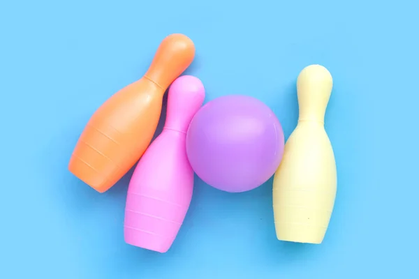 青の背景にカラフルなプラスチックボーリングおもちゃ — ストック写真