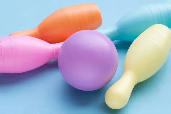 Jucărie Colorată Bowling Din Plastic Fundal Albastru — Fotografie, imagine de stoc