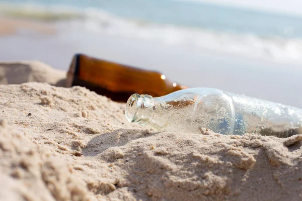 Glasflaschen Strand — Stockfoto