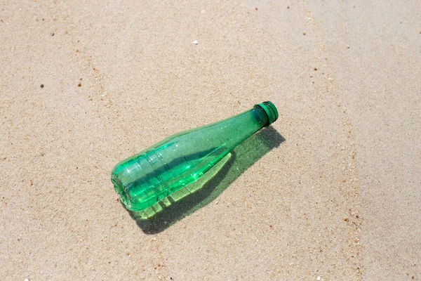Зелена Пластикова Пляшка Пляжі — стокове фото