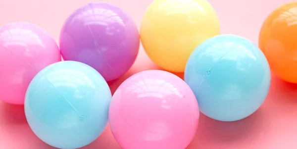 粉色背景的彩球 — 图库照片
