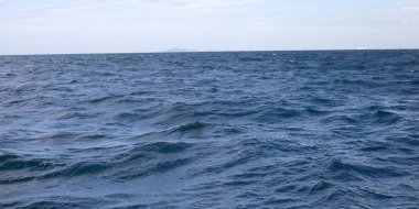 Mavi deniz suyu yüzeyi dokusu. Mavi okyanus yazı