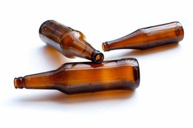 Beyaz arkaplanda boş kahverengi şişeler.