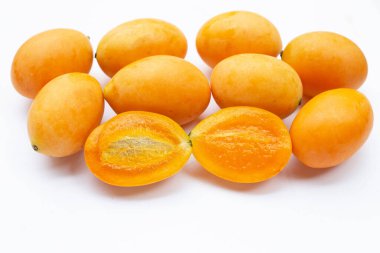 Beyaz arkaplanda yalıtılmış Marian erik meyvesi