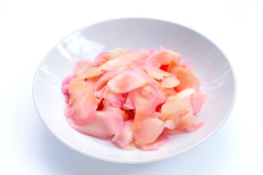 Zencefilli suşi, dilimlenmiş pembe turşu ve zencefil.