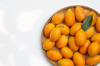 Beyaz arkaplanda yalıtılmış Marian erik meyvesi