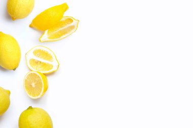 Beyaz arkaplanda taze limon.