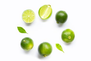 Beyaz arkaplanda yapraklı limonlar.