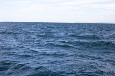 Mavi deniz suyu yüzeyi dokusu. Mavi okyanus yazı