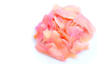 Zencefilli suşi, dilimlenmiş pembe turşu ve zencefil.