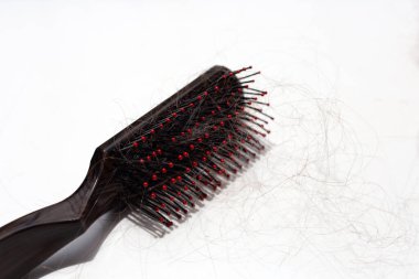 Beyaz arka planda saç dökülmesi.