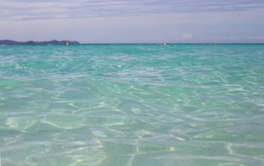 Mavi deniz suyu yüzeyi dokusu. Mavi okyanus yazı