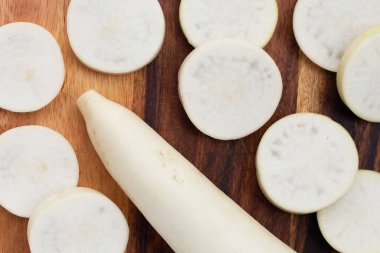 Dilimlenmiş Japon daikonu. Taze sebze.