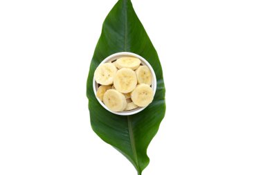 Yeşil yapraklar üzerinde muz dilimleri