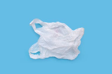 Mavi arka planda beyaz plastik torba. Boşluğu kopyala