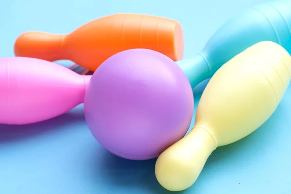 Juguete Colorido Bolos Plástico Sobre Fondo Azul — Foto de Stock
