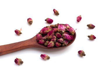 Beyaz arka planda çay için kurumuş güller.