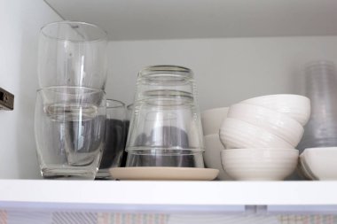 Mutfak raflarında bulaşık takımı