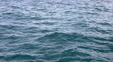 Mavi deniz suyu yüzeyi dokusu. Mavi okyanus yazı