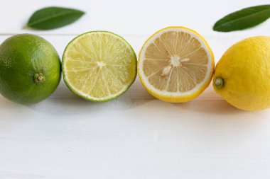 Olgun limon ve limes beyaz arka plan üzerinde.