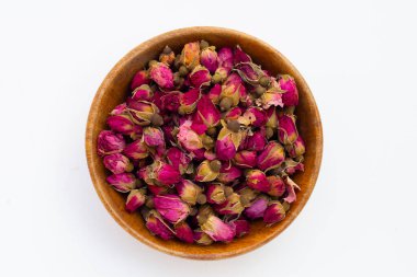 Beyaz arka planda çay için kurumuş güller.