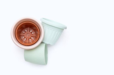 Plastik saksılar, beyaz arka planda kaplar..