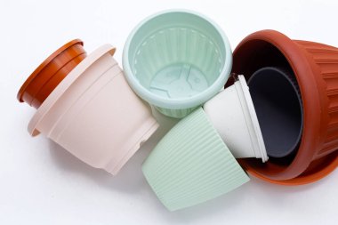 Plastik saksılar, beyaz arka planda kaplar..