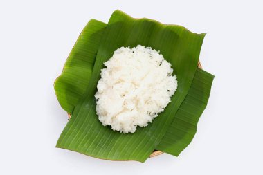 Beyaz arka planda yapışkan pirinç.