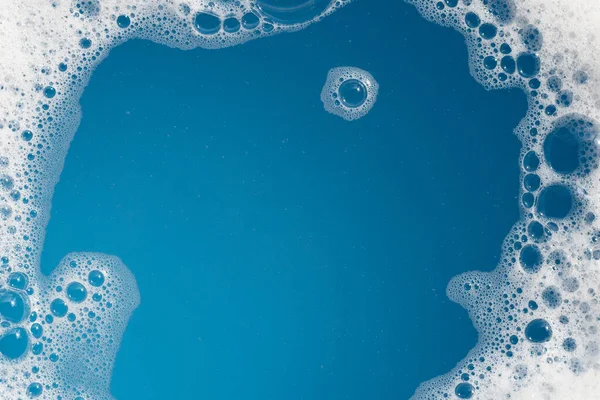Prášková Pěnová Bublina Vodě Modré Pozadí Mýdlo Sud — Stock fotografie