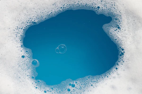 Φυσαλίδα Αφρού Απορρυπαντικού Στο Νερό Μπλε Φόντο Σαπούνι Sud — Φωτογραφία Αρχείου