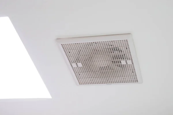 台所の部屋の排気ファンを天井 — ストック写真